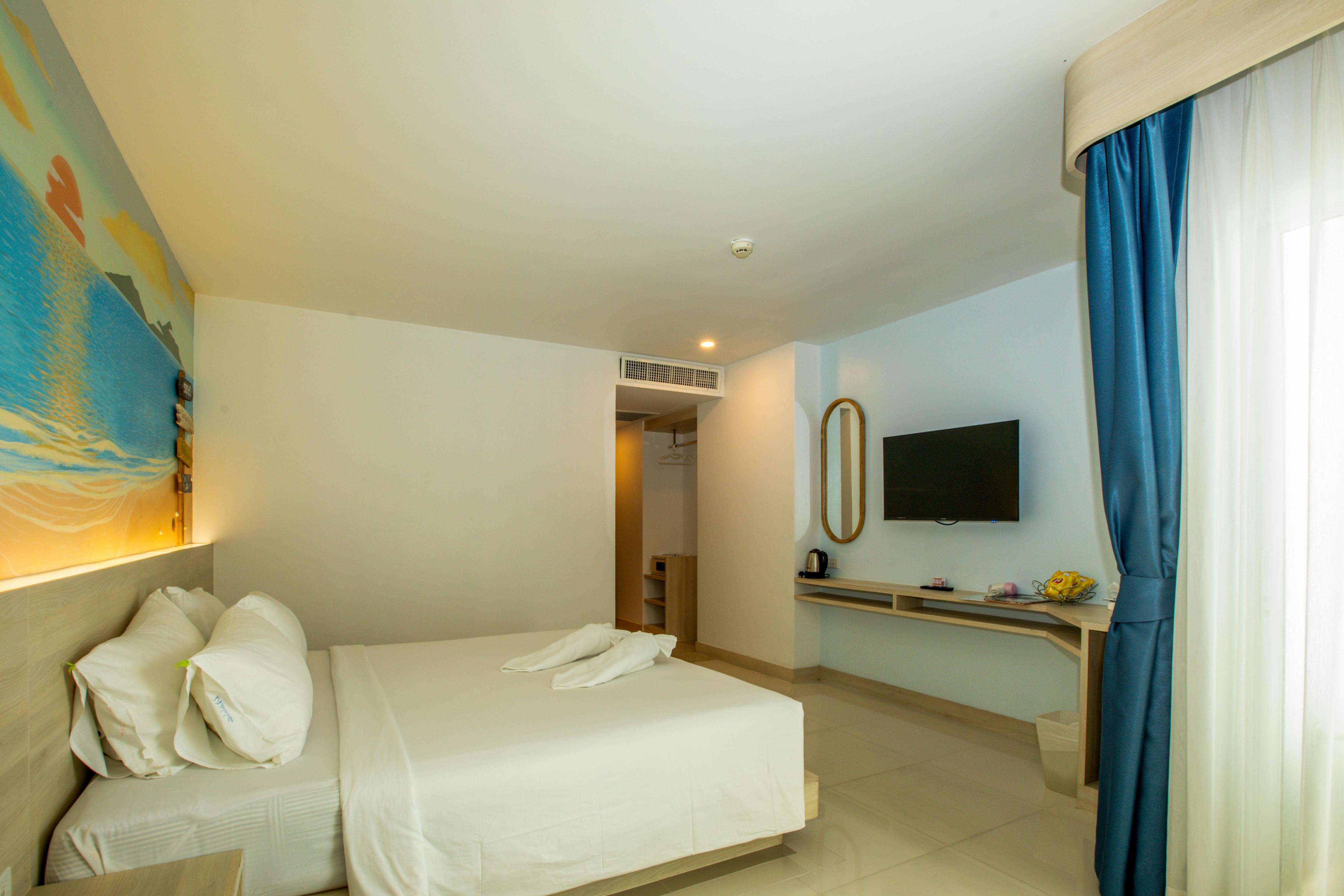 Flipper House Hotel Pattaya - Tap to explore photos