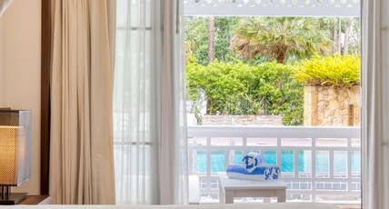 Pullman Pattaya Hotel G Room Type - LANAI POOL ROOM, 2 Single Size Beds, Pool Access with Bathtub