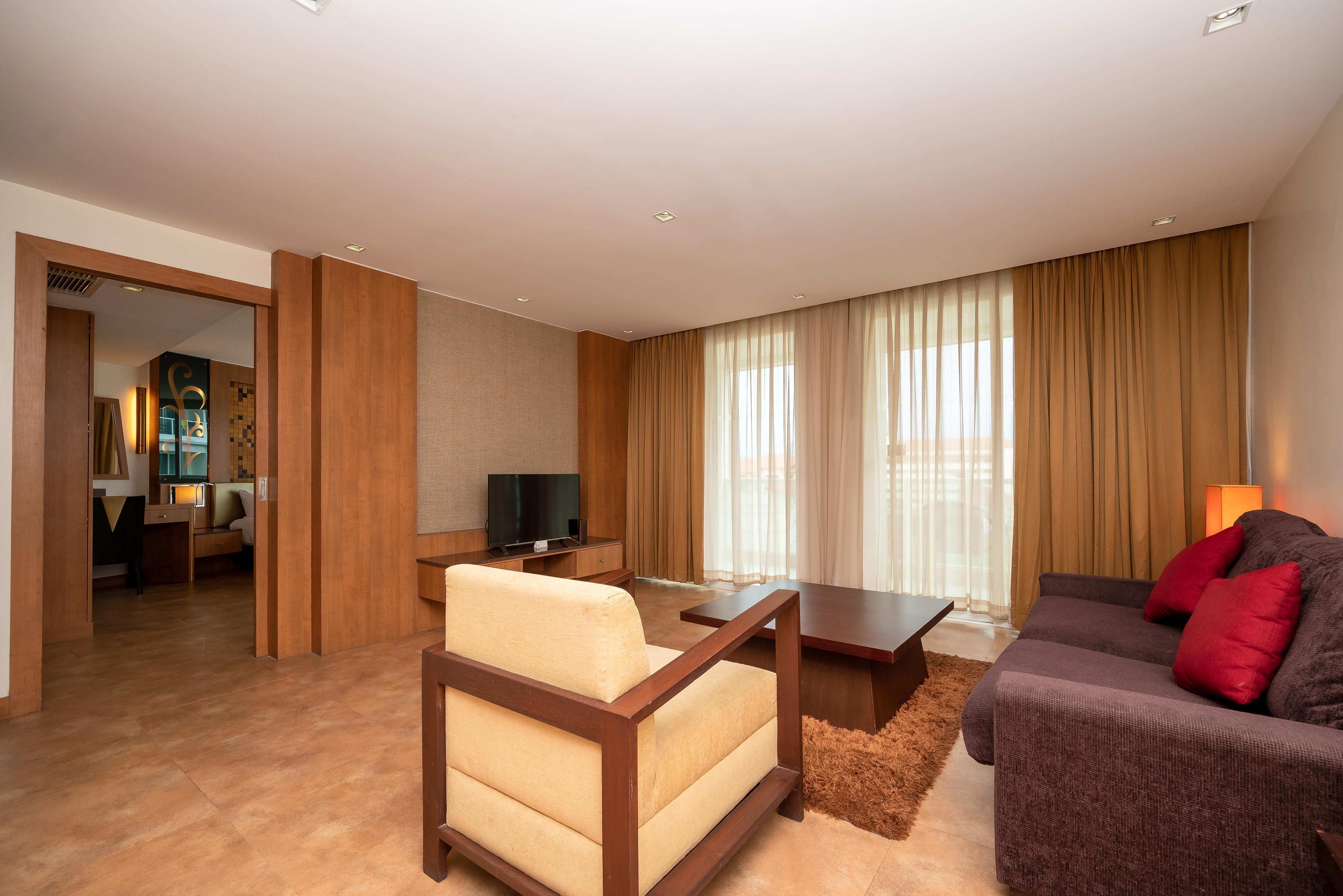 Centara Nova Hotel Pattaya - Tap to explore photos
