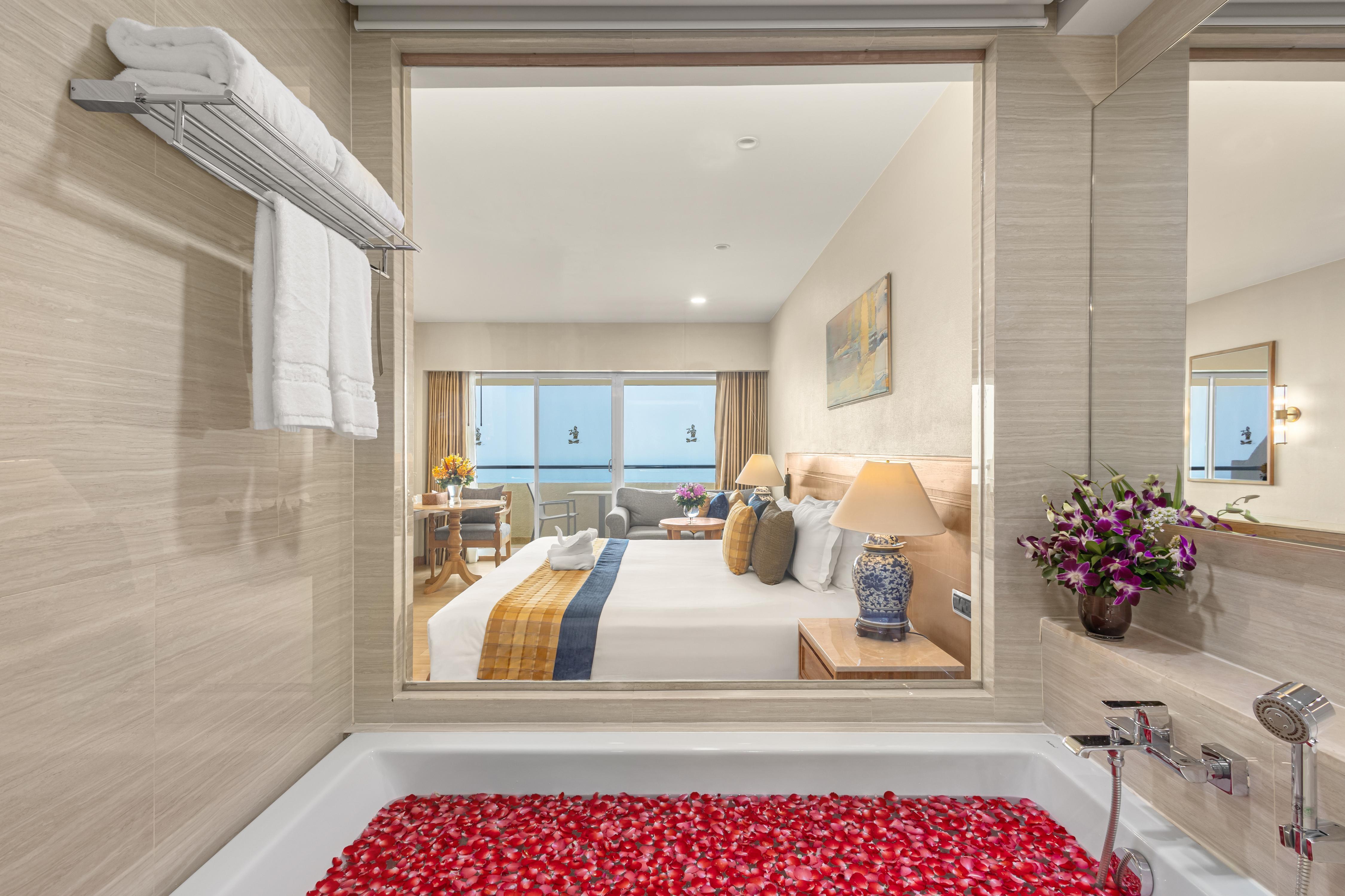 Royal Cliff Beach Hotel Pattaya - Tap to explore photos
