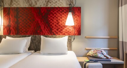 IBIS AMSTERDAM CENTRE STOPERA Room Type - Room with twin beds with the new Sweet bed by ibis IBIS AMSTERDAM CENTRE STOPERA Room Type - Room with twin beds with the new Sweet bed by ibis