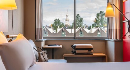 IBIS AMSTERDAM CENTRE STOPERA Room Type - Premium Room with canal view and double bed with the new Sweet bed by ibis IBIS AMSTERDAM CENTRE STOPERA Room Type - Premium Room with canal view and double bed with the new Sweet bed by ibis