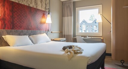 IBIS AMSTERDAM CENTRE STOPERA Room Type - Room with Double Bed and view of a typical Amsterdam Canal IBIS AMSTERDAM CENTRE STOPERA Room Type - Room with Double Bed and view of a typical Amsterdam Canal