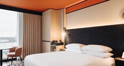 DoubleTree by Hilton Amsterdam Centraal Station Room Type - KING ROOM HIGHER FLOOR
