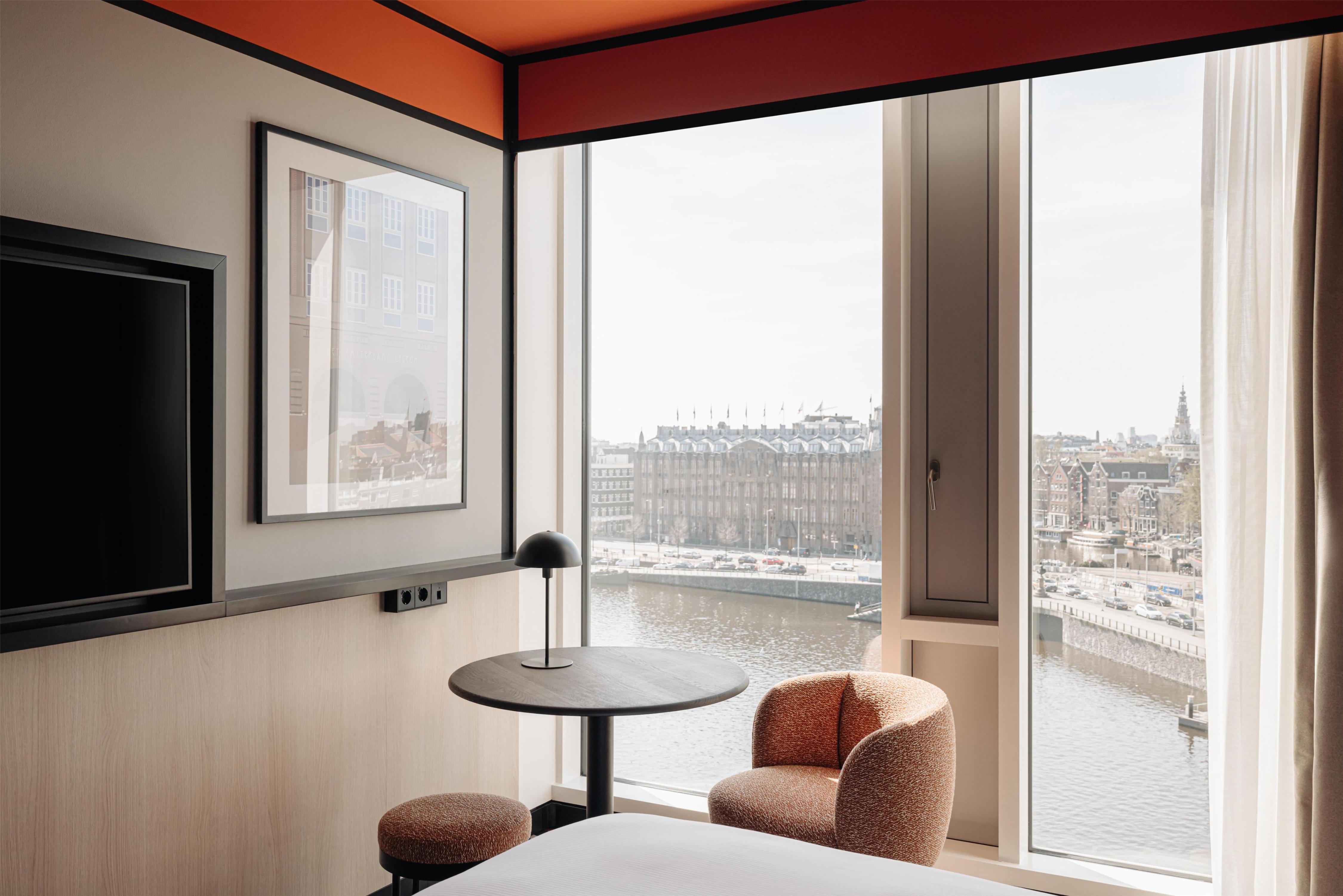 DoubleTree by Hilton Amsterdam Centraal Station Room Type - KING DELUXE CITY AND CANAL