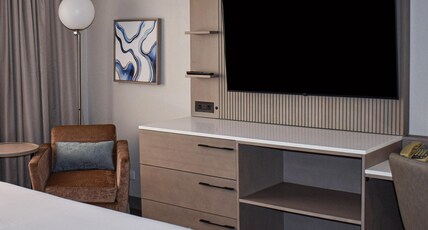 DoubleTree by Hilton Chicago - Oak Brook Room Type - 1 KING BED REFRIGERATOR