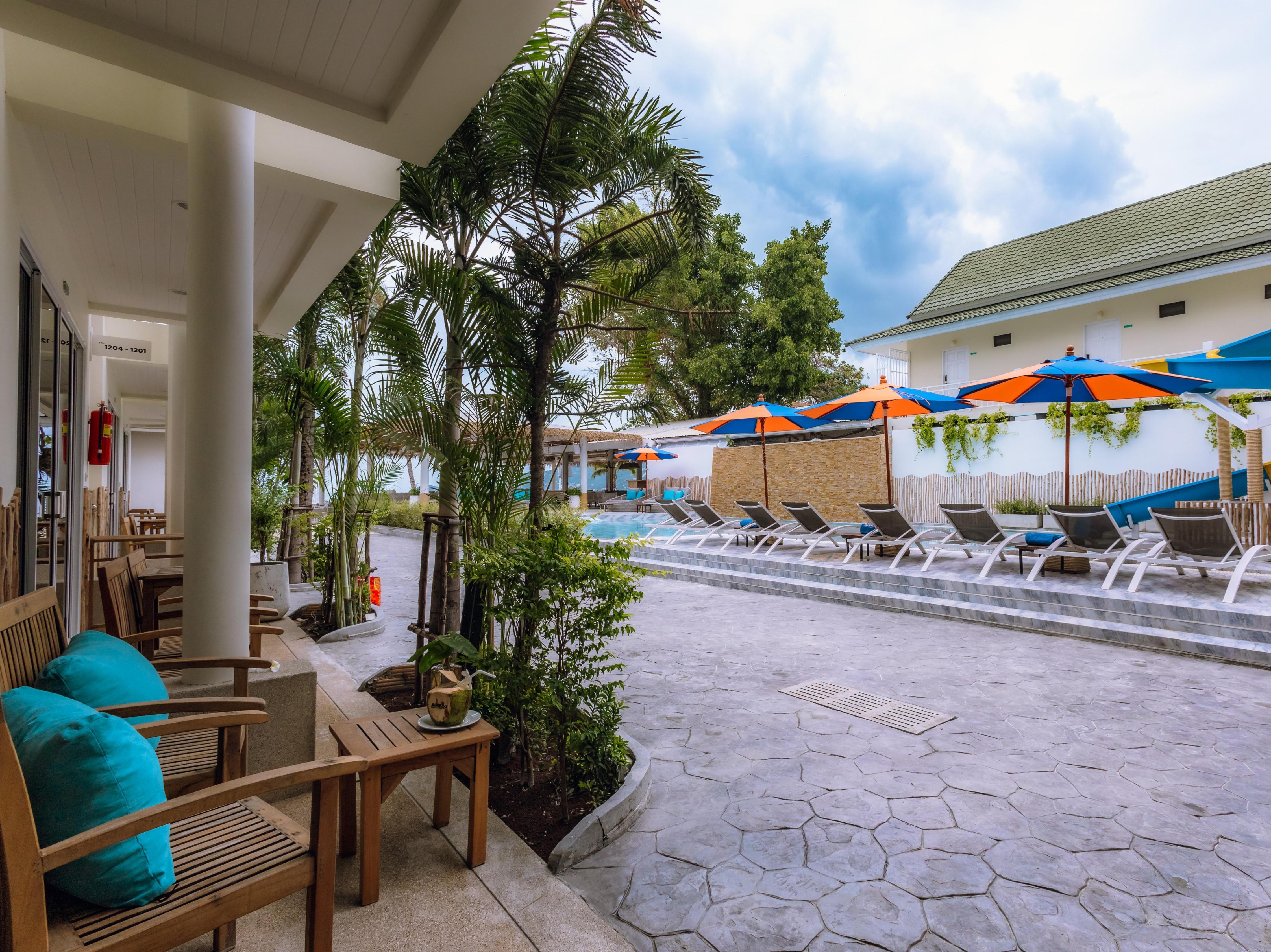 Ark Bar Beach Resort - Tap to explore photos