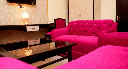 Hotel Neeraj Bhawan - 10 Min Walk To Triveni Ghat Room Type - Family Suite