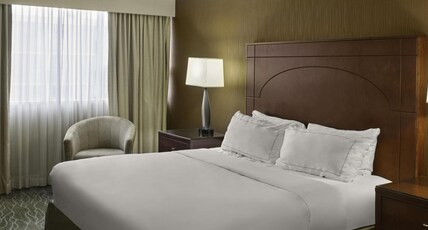 DoubleTree by Hilton Akron Fairlawn Room Type - 1 KING BED SUITE