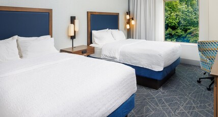 Hampton Inn & Suites Asheville Biltmore Village Room Type - 2 QUEENS W FRIDGE NOSMOK