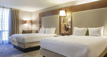 The Riverside Hotel, BW Premier Collection Room Type - 2 Queen Beds, Non-Smoking, River View, Microwave And Refrigerator, Bathtub, Coffee Maker, Full Break