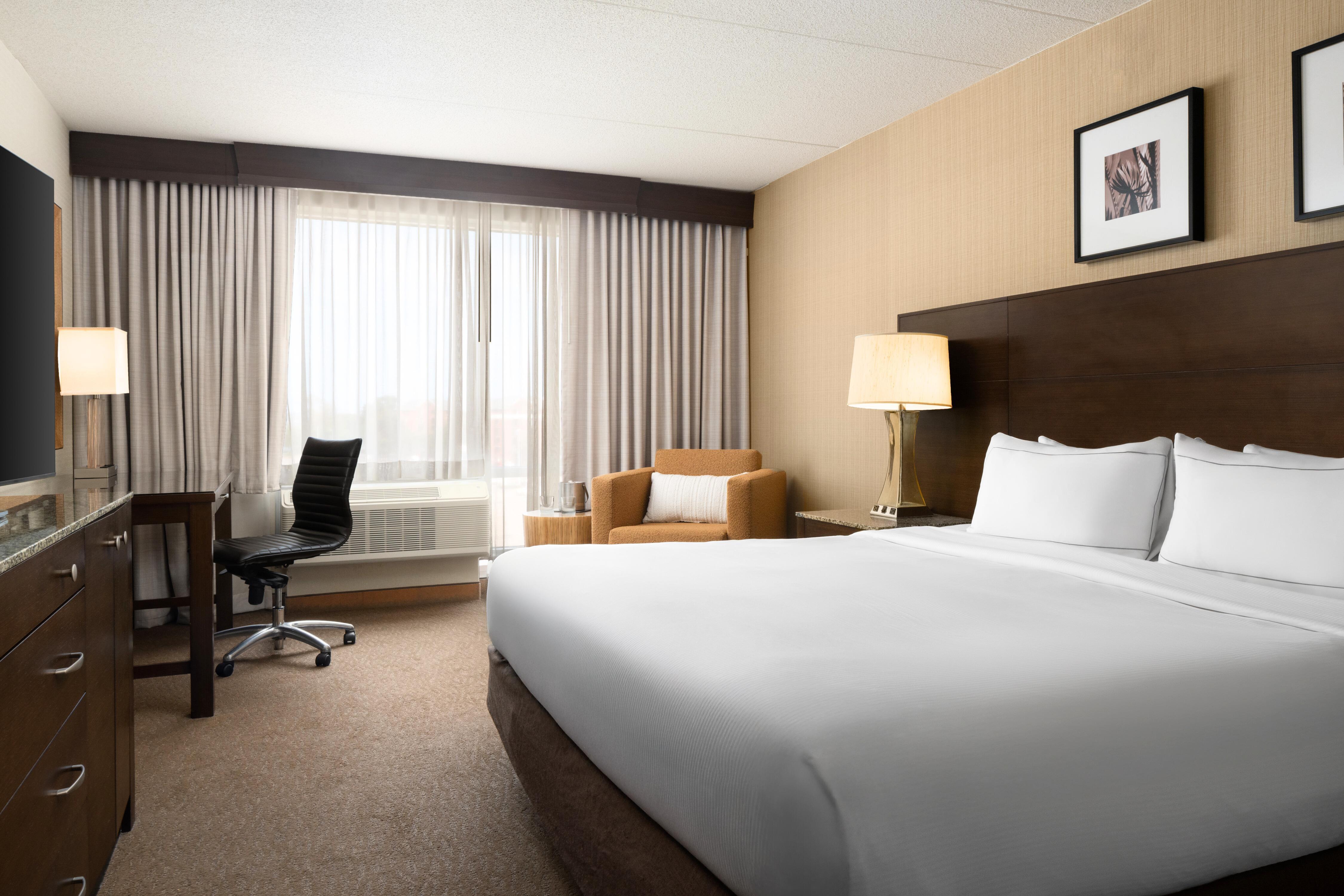 DoubleTree by Hilton Hotel Boston Bayside Room Type - 1 KING BED DELUXE