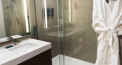 The Broadway Columbia - a DoubleTree by Hilton Room Type - 1 KING JUNIOR SUITE W  BAL