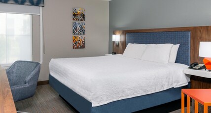 Hampton Inn & Suites Charlottesville-At the University Room Type - 1 KNG ACCESSIBLE TUB NS