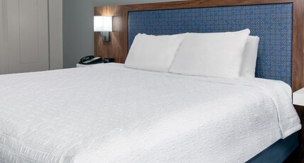 Hampton Inn & Suites Charlottesville-At the University Room Type - 1 KING STE KITCHEN NONSMOK