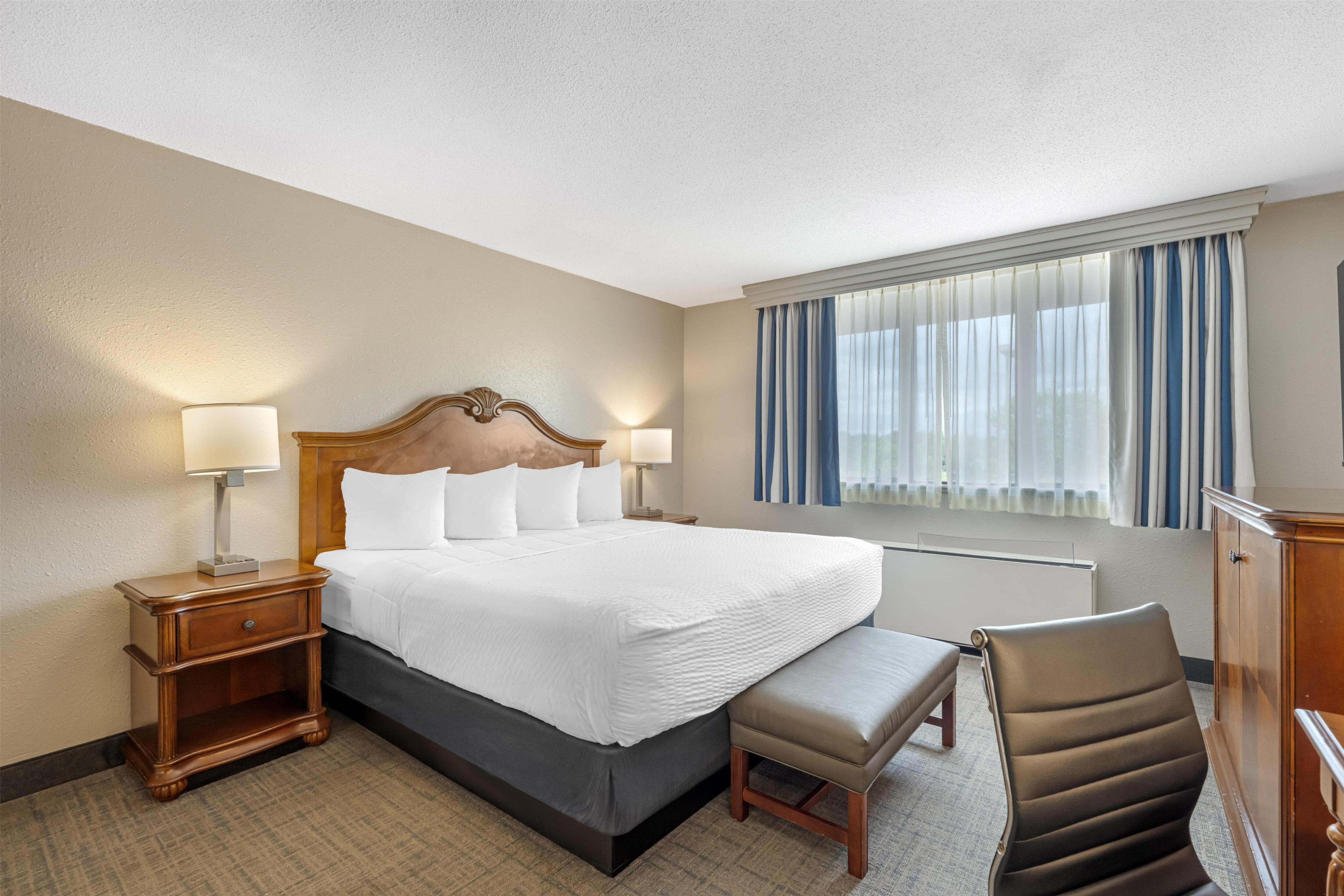 Best Western Plus Dubuque Hotel & Conference Center - Tap to explore photos