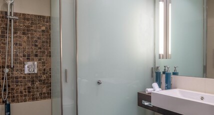 Hilton Geneva Hotel & Conference Centre Room Type - QUEEN ACCESSIBLE GUEST RM