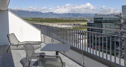 Hilton Geneva Hotel & Conference Centre Room Type - KING DELUXE ONE BEDRM STE