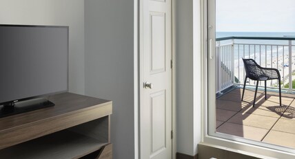 Hampton Inn & Suites Myrtle Beach Room Type - 1KNG 1QN PNTHSE STE NOSMOK