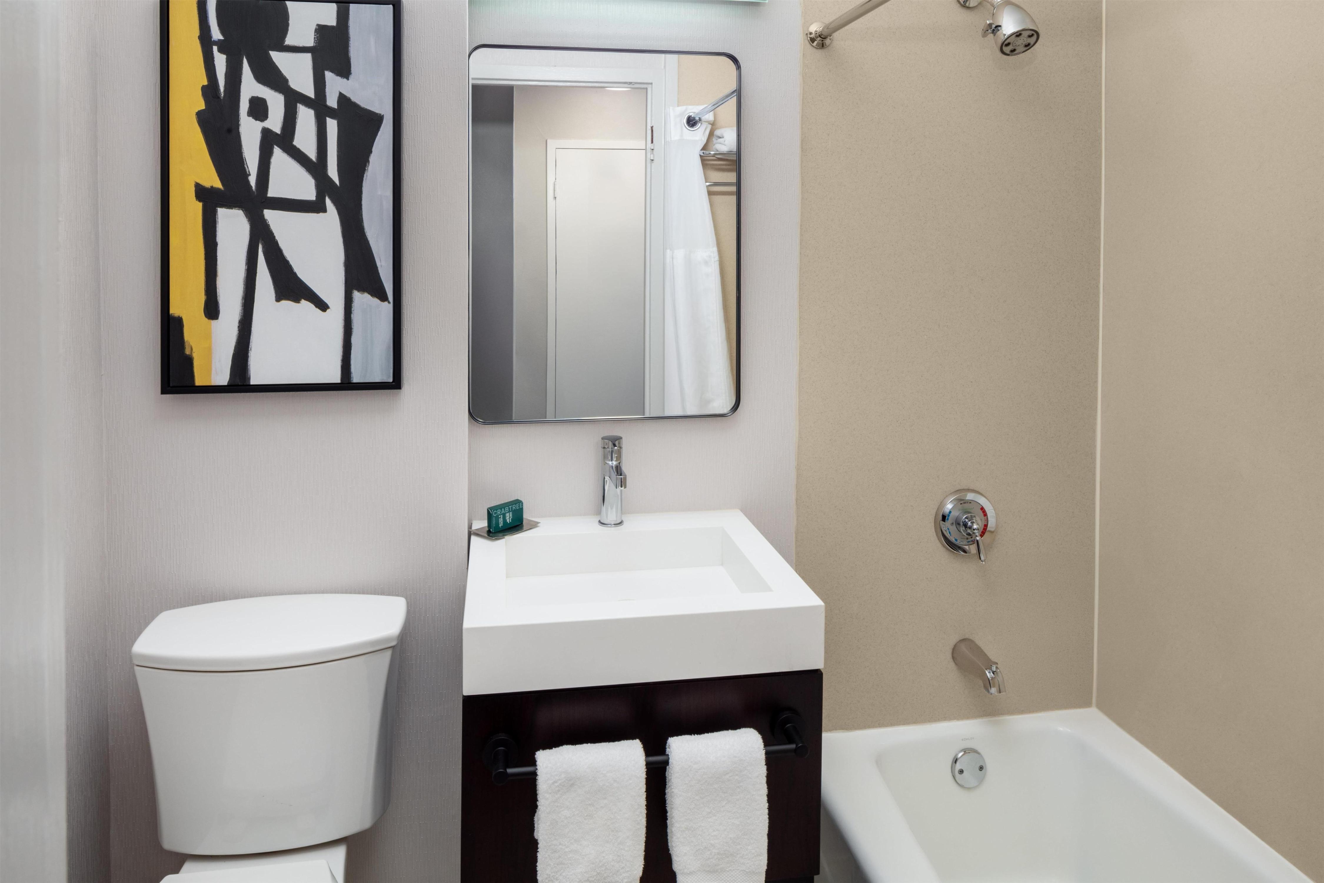 DoubleTree by Hilton Hotel & Suites Pittsburgh Downtown Room Type - 1 KING BED NON SMOKING
