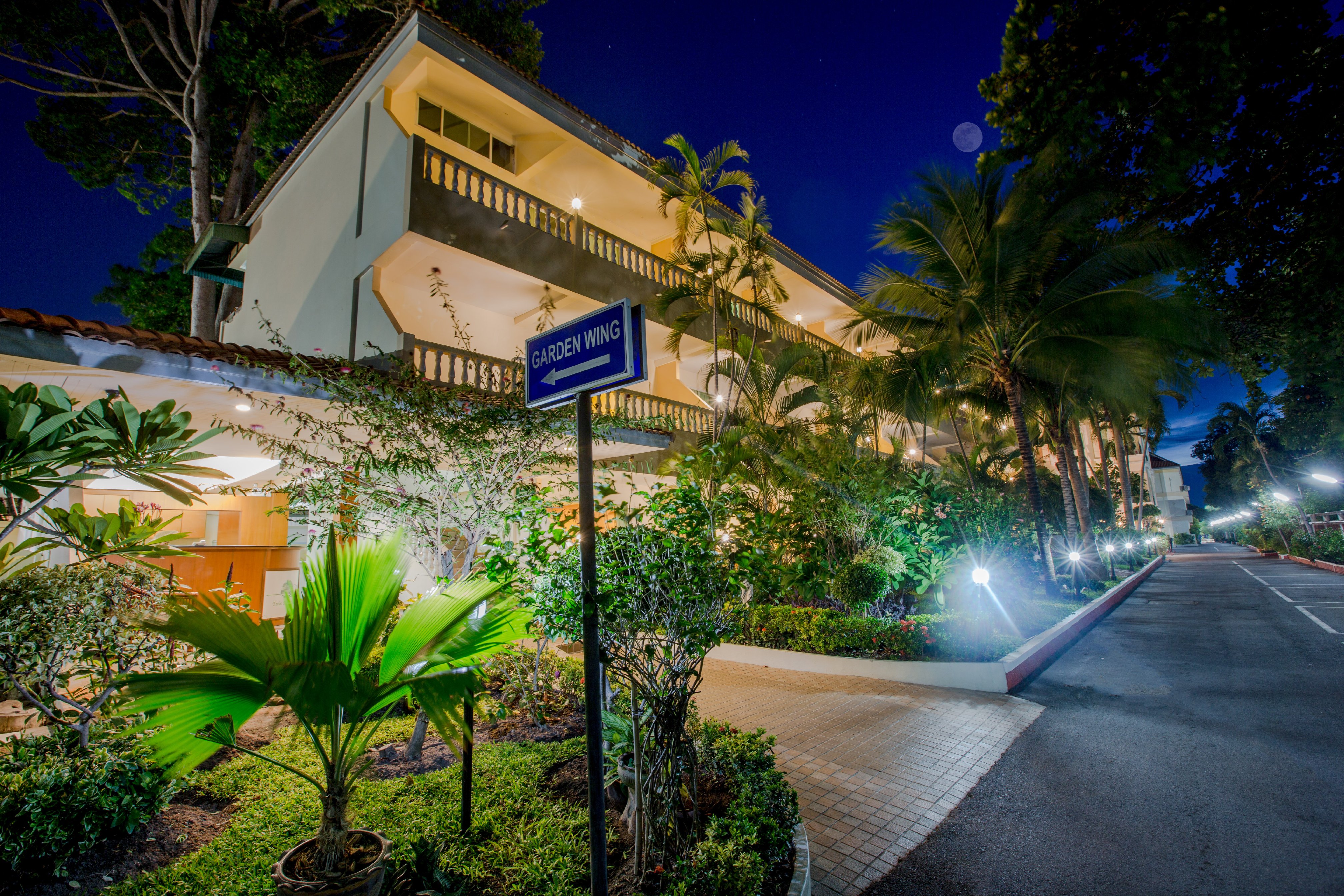 Twin Palms Beachfront Resort Pattaya - Tap to explore photos
