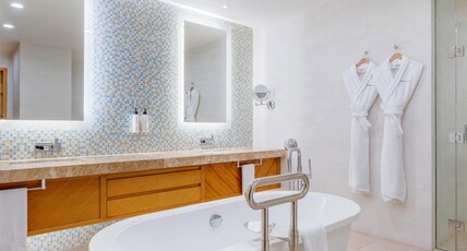 Swissotel Al Ghurair Dubai Room Type - Corner Suite City and Creek View
