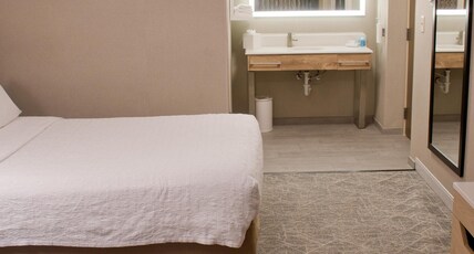 Hampton Inn & Suites by Hilton Denver-Speer Boulevard Room Type - 1 KING BED NONSMOKING