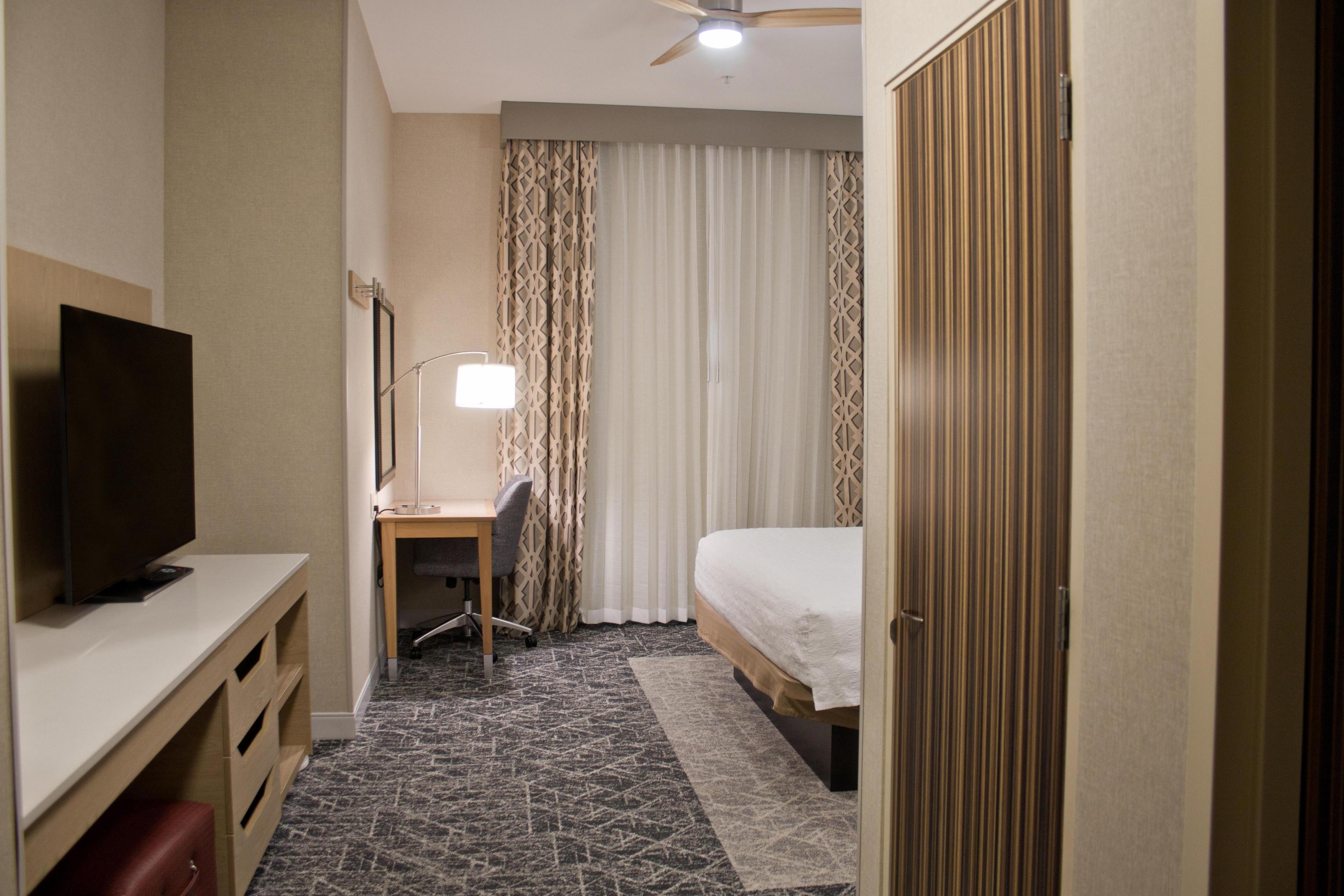 Hampton Inn & Suites by Hilton Denver-Speer Boulevard - Tap to explore photos