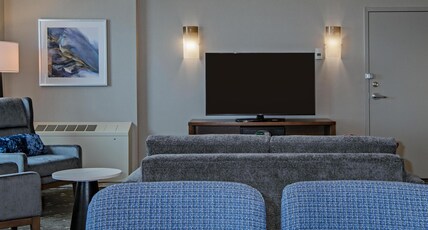 DoubleTree by Hilton Hotel West Edmonton Room Type - 1 KING PRESIDENTIAL NOSMK