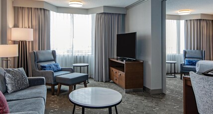 DoubleTree by Hilton Hotel West Edmonton Room Type - 1 KING SUITE NONSMOKING