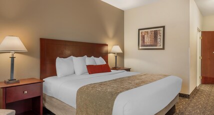Best Western Plus Louisville Inn & Suites Room Type - 1 King Bed, Mobility Accessible, Bathtub, Non-Smoking, Full Breakfast