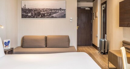 Novotel Madrid Center Room Type - Standard Room with queen-size bed and sofa bed Novotel Madrid Center Room Type - Standard Room with queen-size bed and sofa bed