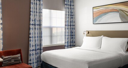 Hilton Garden Inn Phoenix Airport Room Type - 1 KING ACC DLX RM W TUB