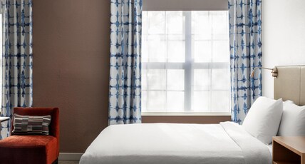 Hilton Garden Inn Phoenix Airport Room Type - 2 QUEEN ACC DLX RM W TUB