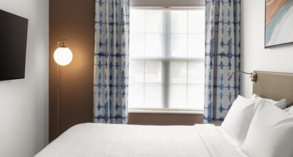 Hilton Garden Inn Phoenix Airport Room Type - 1 KING ACC 1BDRM STE W TUB