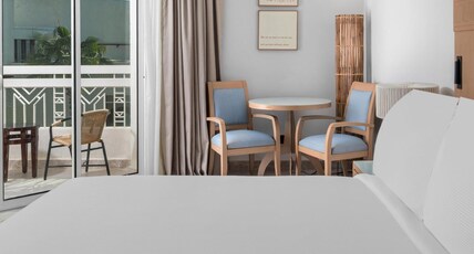 DoubleTree by Hilton Sharks Bay Resort Room Type - KING PREMIUM POOL