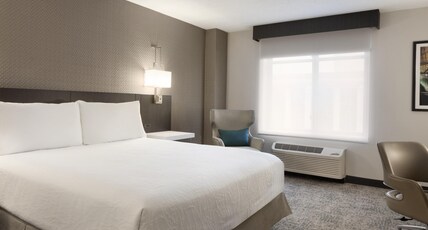 Hilton Garden Inn Washington DC Downtown Room Type - 1 KING ACC RM ROLLIN SHWR