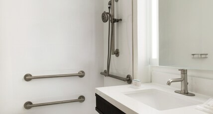 Hilton Garden Inn Washington DC Downtown Room Type - 1 KING ACC RM W BATHTUB