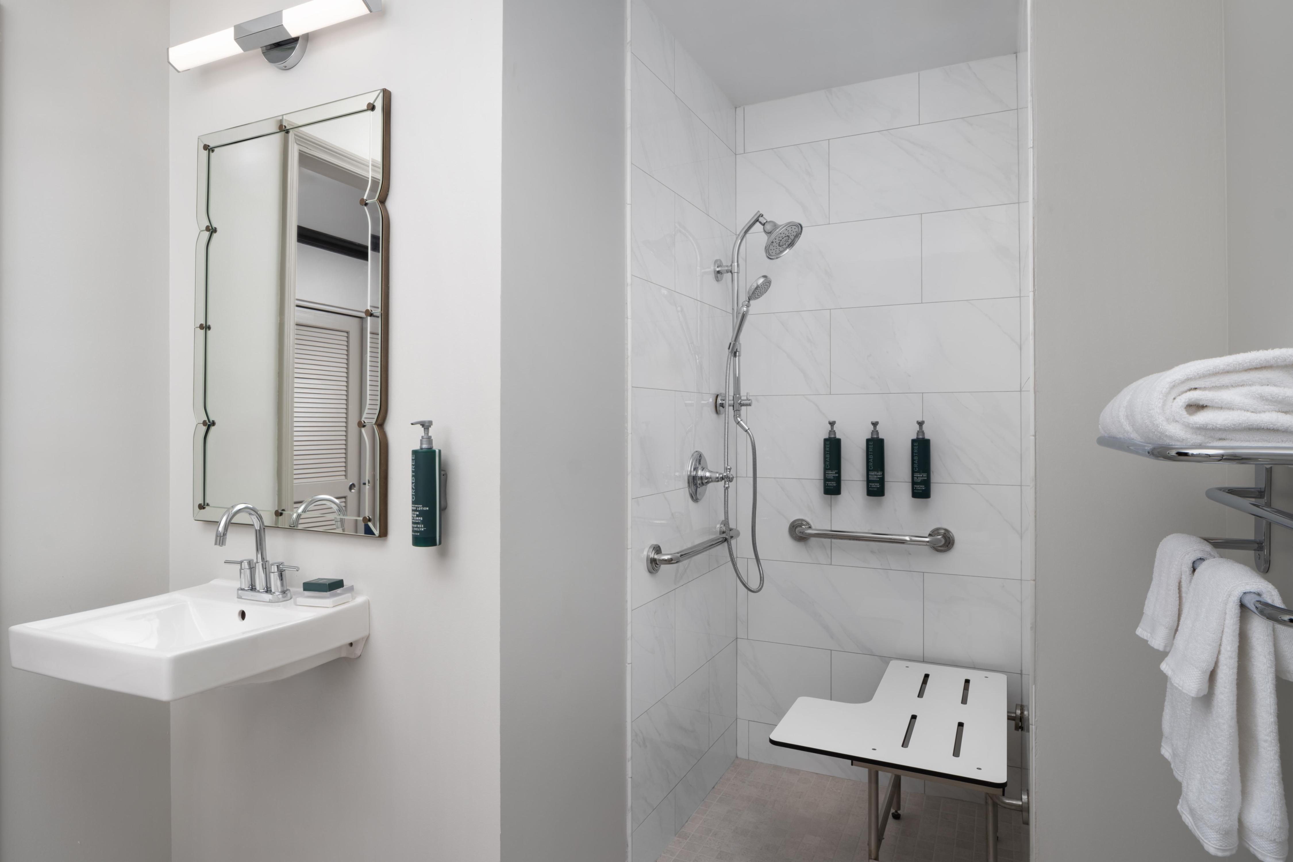 Hilton Orrington/Evanston Room Type - 2 QN ACCESSIBLE W  RI SHWR