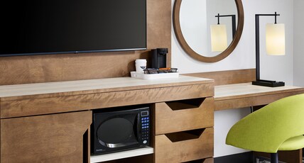 Hampton Inn & Suites by Hilton Windsor Room Type - 1 KING ACCESSIBLE NONSMOK