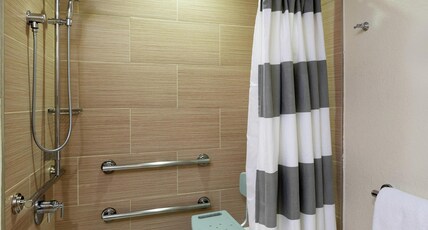 DoubleTree by Hilton Galveston Beach Room Type - 2QN MOB HEARING ACC TUB