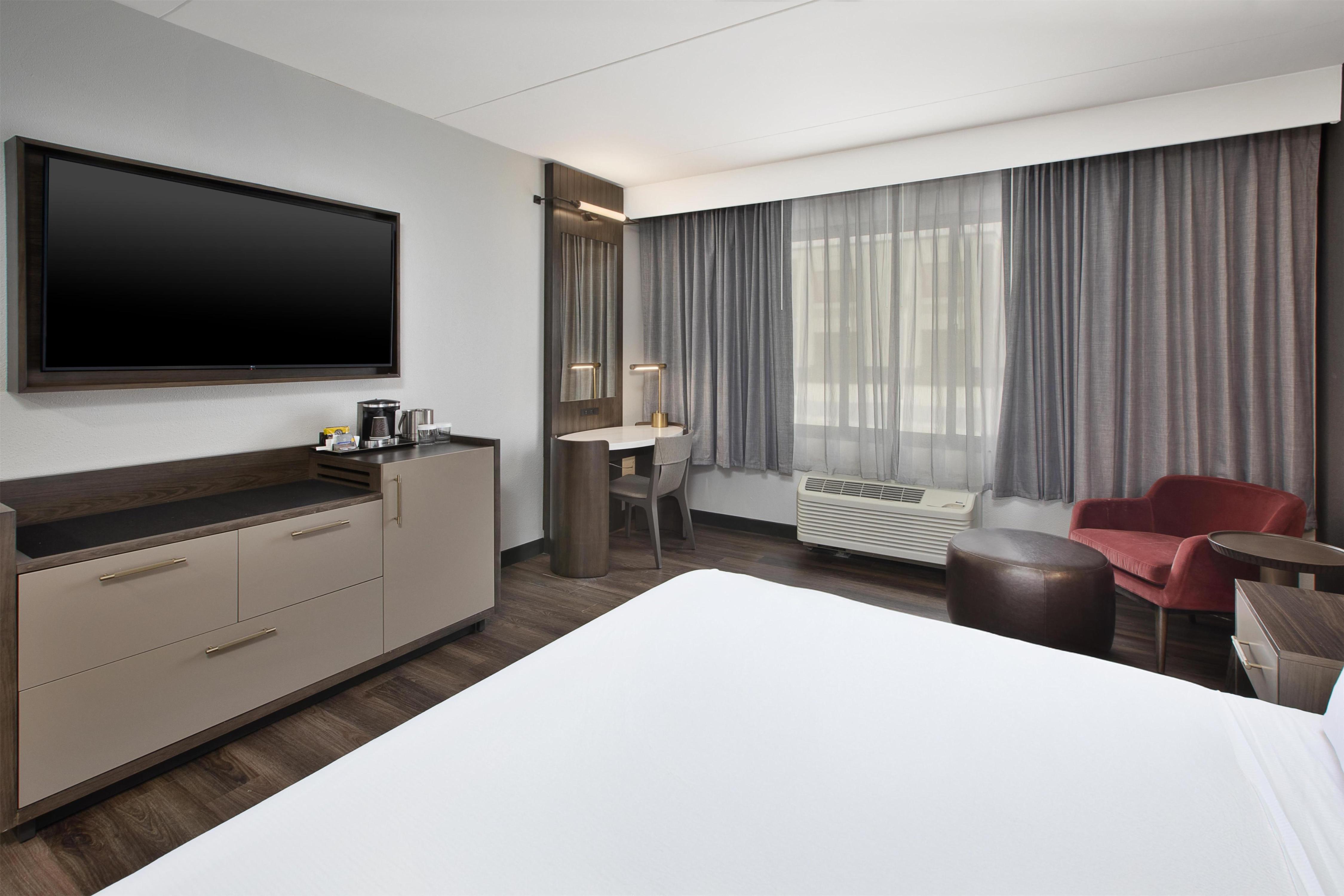 DoubleTree by Hilton Detroit - Novi - Tap to explore photos