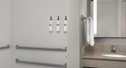 Hilton Garden Inn Macon/Mercer University Room Type - 1 KING ACC RM W BATHTUB