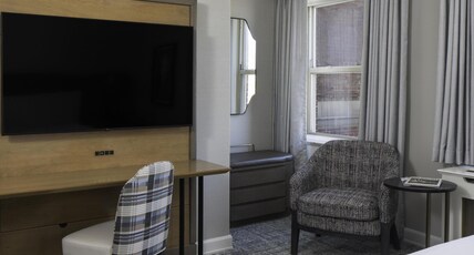 Hilton Milwaukee City Center Room Type - 1 KING BED DELUXE