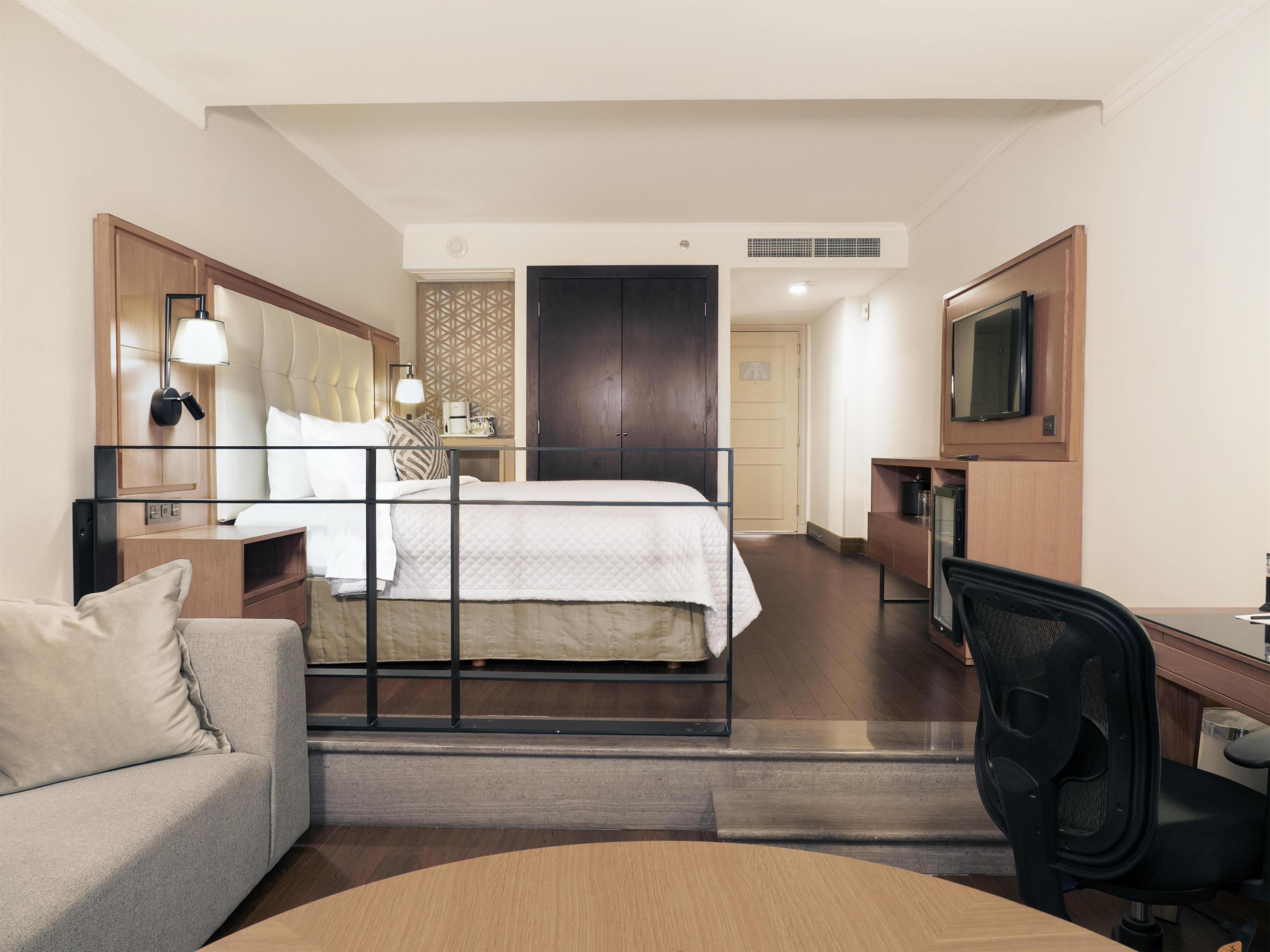 MS Milenium Monterrey, Curio Collection by Hilton Room Type - 1 KING BED