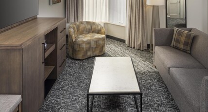 DoubleTree by Hilton Murfreesboro Room Type - 1KNG JR STE - MICRO FRIDGE