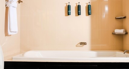 DoubleTree by Hilton Hotel Orlando at SeaWorld Room Type - 1 KING 2 RM STE DELUXE NS