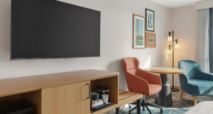 Hampton Inn & Suites by Hilton Langley-Surrey Room Type - 1KING STUDY SOFABED NOSMOK