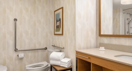 Hampton Inn & Suites by Hilton Langley-Surrey Room Type - 2 QNS ACCESSIBLE NONSMOK