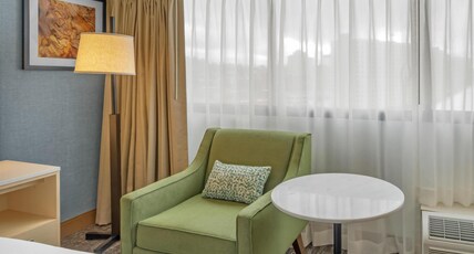 DoubleTree by Hilton Spokane City Center Room Type - 1 QUEEN BED STANDARD